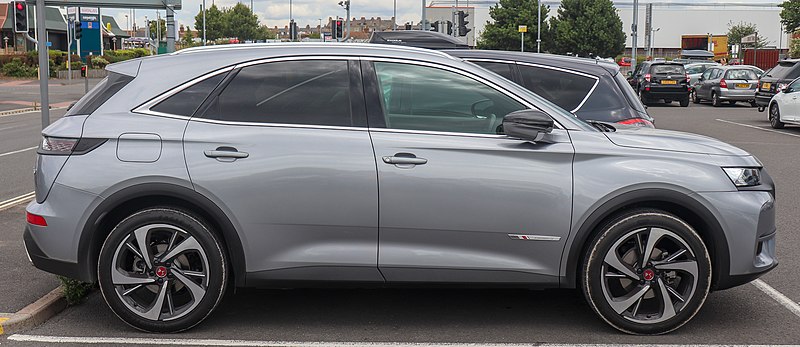800px-2018_DS_7_Crossback_PERFORMANCE_Line_PureTech_1.6_Side.jpg
