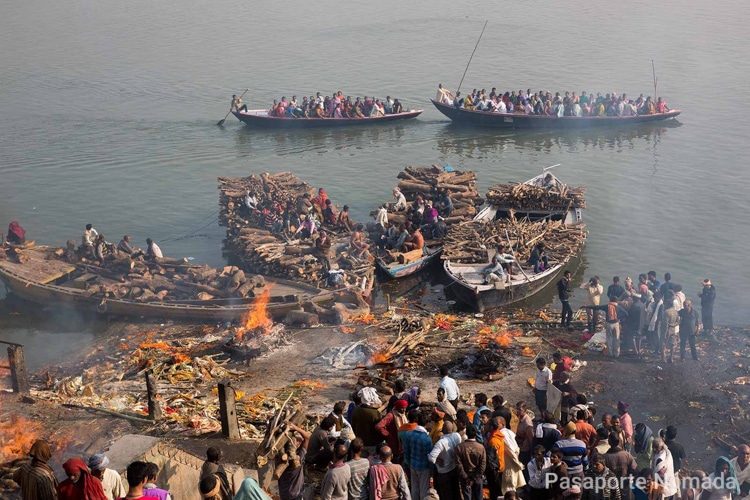 Cremasion en el Ganges.jpg