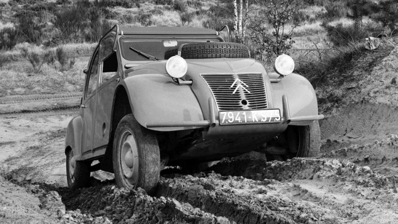 historia-citroen-2-cv-sahara.jpg
