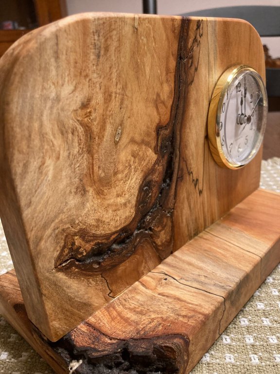 Ejemplo de un reloj hecho con madera