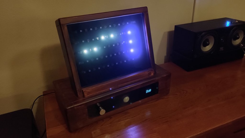 El reloj ya de noche en su ubicación final