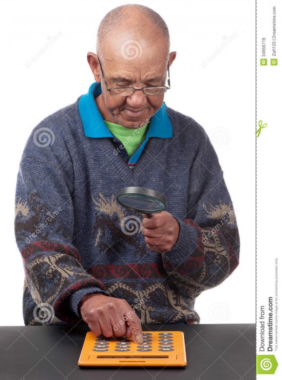 viejo-hombre-con-la-calculadora-34656718.jpg