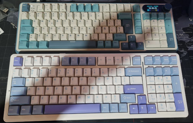 El de arriba es el RK S98, el de abajo el Aula F99 antes del cambiod e keycaps